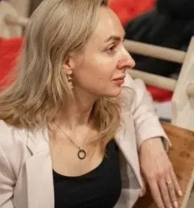 Стася Довгань, портрет в профиль
